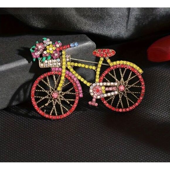 🚲 Betsey Johnson NEW size small multicolored sparkling crystal bicycle brooch - Picture 1 of 4